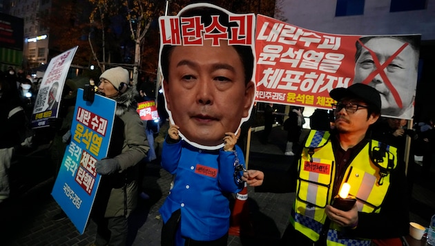 In Südkorea wird vor dem Parlament gegen Präsident Yoon Suk-yeol protestiert. Unterdessen trat Innenminister Lee Sang Ming zurück, Verteidigungsminister Kim Yong Hyun wurde verhaftet. (Bild: APA/AP Photo/Ahn Young-joon)