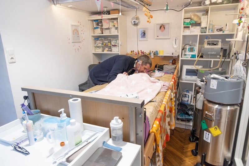 Das Kinderzimmer von Lea gleicht einem Krankenhaus. (Bild: Moser Josef/regionalfoto.eu)