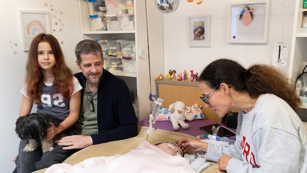 Mama Tanja, Papa Gerhard und Schwester Emilie sind immer für Lea da. (Bild: Moser Josef/regionalfoto.eu)