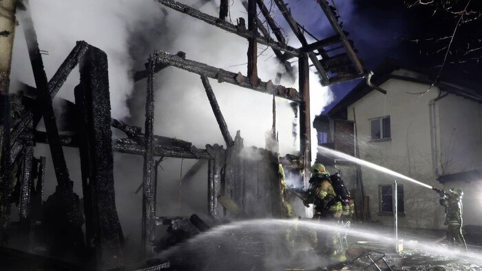 Vom Holzhaus blieb nur mehr das Gerippe übrig.