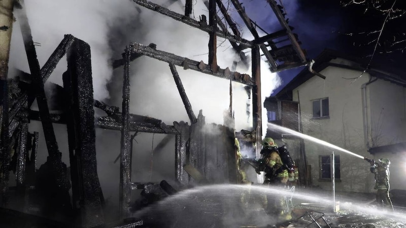 Vom Holzhaus blieb nur mehr das Gerippe übrig. (Bild: Maurice Shourot)