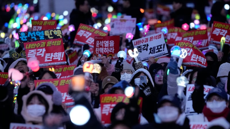 Tausende Menschen protestierten vor dem Parlament in Seoul und forderten eine Verhaftung des Präsidenten.  (Bild: APA/AP Photo/Ahn Young-joon)