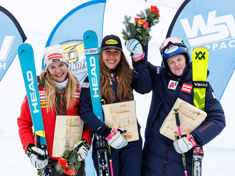 In Hippach jubelte Victoria Olivier (M.) über ihren ersten Europacupsieg bei dem sie die Schweizerin Vanessa Kasper (l.) und Kathi Truppe (r.) auf die Plätze verwies. (Bild: GEPA pictures)