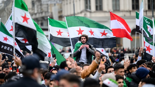 In Vienna, numerous Syrians gathered for a rally to celebrate the fall of the regime of ruler Bashar al-Assad. (Bild: APA/MAX SLOVENCIK)