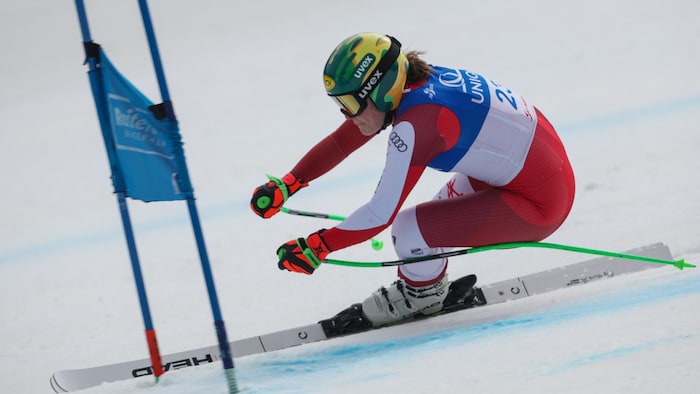 She was crowned U18 World Champion in the super-G in 2022.