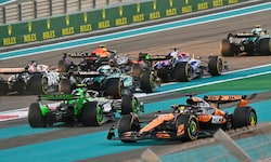 Oscar Piastri (re. unten) kollidierte mit Max Verstappen – ein Dreher war die Folge.