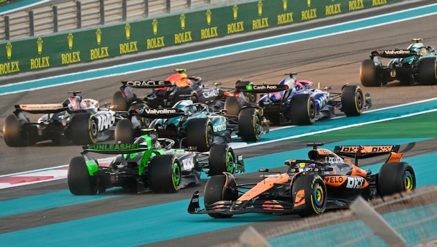 Oscar Piastri (bottom right) collided with Max Verstappen - a spin was the result. (Bild: AFP or Licensors)