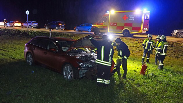 Einsatzkräfte der Feuerwehr und des Roten Kreuzes beim Unfallort in Schneizlreuth (Bild: Leitner/BRK)