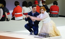 Eine Hochzeit als Fake: Carlos Cardoso als Marine-Leutnant und Joanna Zawartko als „Butterfly“
