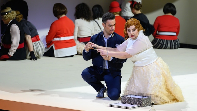 A fake wedding: Carlos Cardoso as a naval lieutenant and Joanna Zawartko as "Butterfly" (Bild: PETRA MOSER)