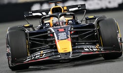 Max Verstappen kassiert eine Zeitstrafe und provoziert erneut.