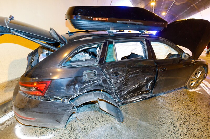 Alle am Unfall beteiligten Fahrzeuge wurden stark beschädigt. (Bild: Bernd Hofmeister)