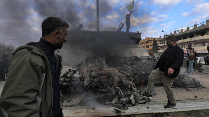 Statuen von Assad und seinem Vater in Damaskus wurden zerstört und zum Teil verbrannt. (Bild: picturedesk.com/DELIL SOULEIMAN / AFP / picturedesk.com)