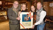 Betreiberfamilie Strafner/ Aschbacher freut sich über die Würdigung des Landes. Seit vielen ...