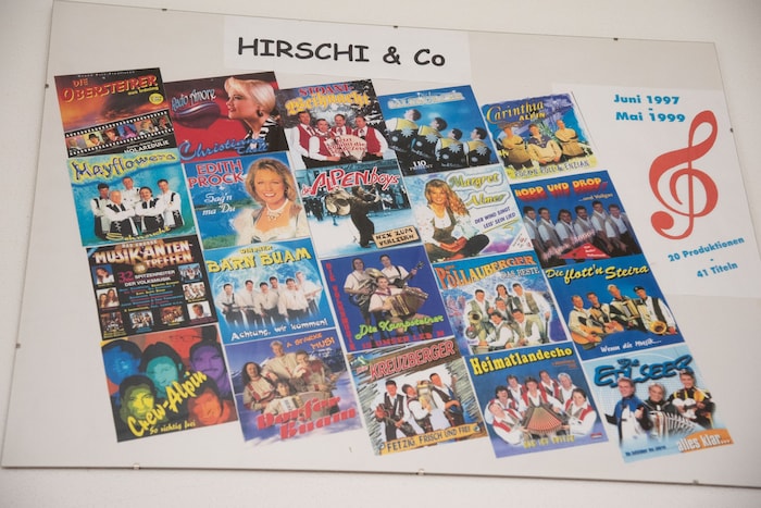 Zahlreiche namhafte Bands greifen auf Hirschlers Liedtexte zurück. 