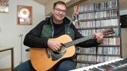 Auf fast allen CDs im Hintergrund stammt eines oder mehrere Lieder aus der Feder des Ternitzers ...