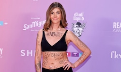 „Bachelor“-Star Stephie Stark zog sich am roten Teppich aus – um ein Zeichen gegen Hass im Netz ...