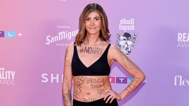 "Bachelor" star Stephie Stark undressed on the red carpet - to set an example against hate online. (Bild: Panama Pictures / Action Press)