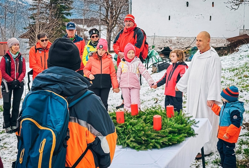 Statt auf das Stubeck trugen Siegi und Rudi den Adventkranz durchs Maltatal, wo vor der Katharinen-Kirche Bergseelsorger Roland Stadler mit den Kindern Ronja, Marie, Zoe und David als Ministranten eine Adventandacht feierte. (Bild: Wallner Hannes)