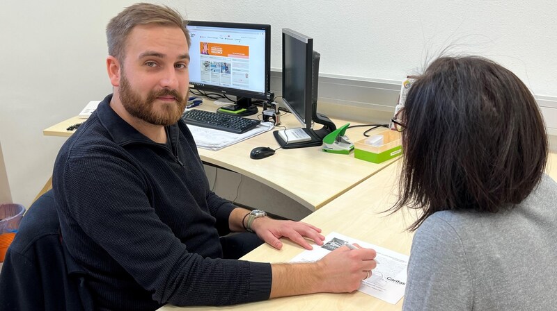 Caritas-Berater Janko Gojkic mit einer Klientin (Bild: Salzmann Sabine)