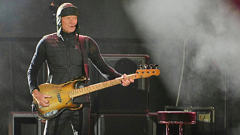 Der britische Superstar Sting gab viele Hits von The Police zum Besten. Der Kälte trotzte er mit einer Fliegerhaube. (Bild: APA)