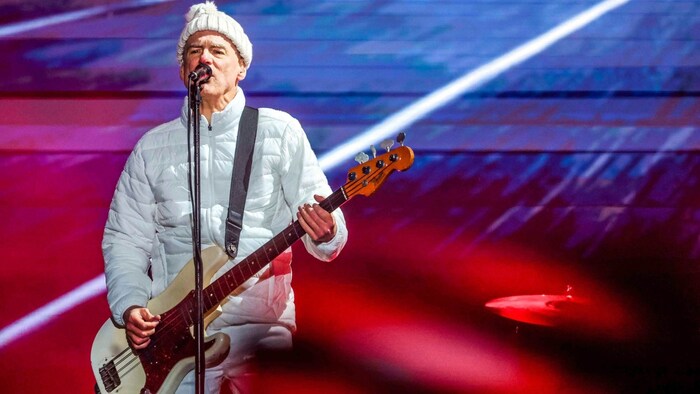Bryan Adams heizte rund 10.000 Fans ein – und musste sich selbst mit weißer Pudelmütze wärmen.