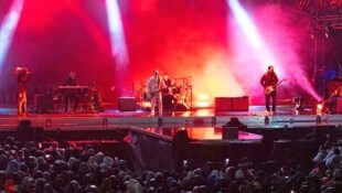 Der kanadische Rockstar Bryan Adams sorgte am Freitag für einen fulminanten Auftakt beim Ski ...