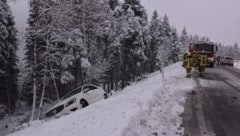 Das Fahrzeug rutschte über den Abhang und blieb im Schnee stecken. (Bild: ZOOM Tirol)