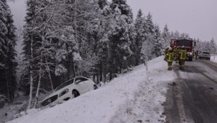 Das Fahrzeug rutschte über den Abhang und blieb im Schnee stecken. (Bild: ZOOM Tirol)