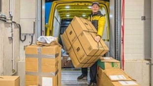 In der Vorweihnachtszeit sind die Post-Zusteller besonders gefordert.  