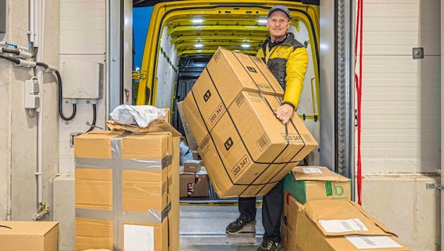 In der Vorweihnachtszeit sind die Post-Zusteller besonders gefordert.