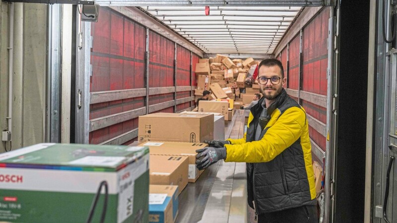 Die Sortierung im Logistikzentrum ist hochautomatisiert – ohne viele fleißige Hände geht es aber trotzdem nicht.  (Bild: Juergen Fuchs)