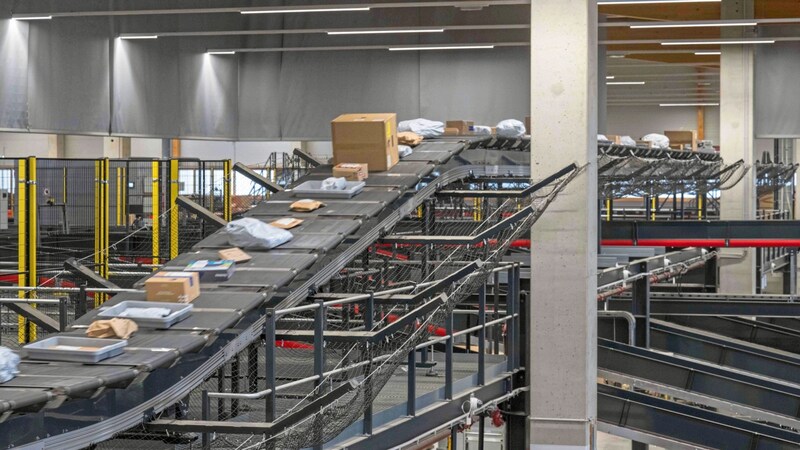 Die Förderanlage im Logistikzentrum der Post in Kalsdorf ist gewaltig – ebenso wie die Paketmengen, die hier derzeit täglich abgewickelt werden. (Bild: Juergen Fuchs)