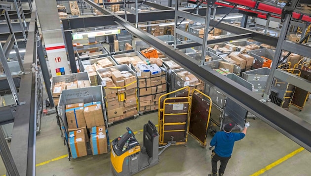 Rund 300 Mitarbeiter arbeiten zur Weihnachtsspitze im Post-Logistikzentrum Kalsdorf im Drei-Schicht-Betrieb. (Bild: Juergen Fuchs)