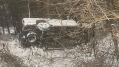 Das Auto stürzte über eine steile Böschung in den Wald.  (Bild: ZOOM Tirol)