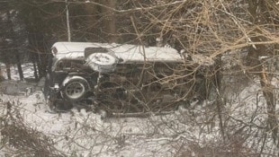 Das Auto stürzte über eine steile Böschung in den Wald.  (Bild: ZOOM Tirol)