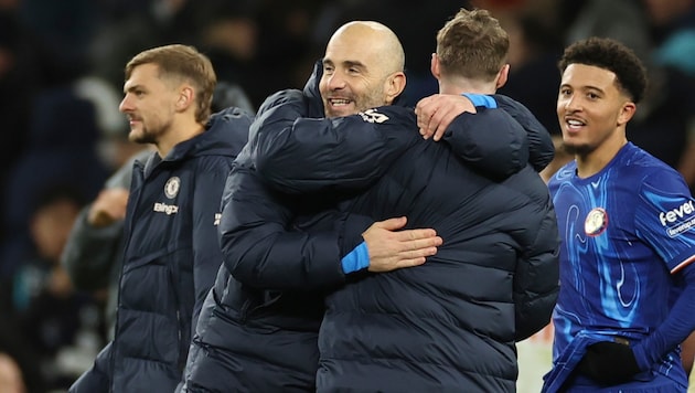 Enzo Maresca (2nd from left) embraces Cole Palmer. (Bild: Copyright 2024 The Associated Press. All rights reserved)