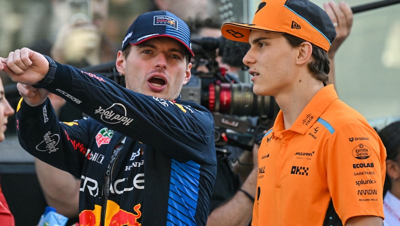 Max Verstappen (li.) kollidierte in Abu Dhabi mit Oscar Piastri und schimpfte anschließend die Rennleitung. (Bild: AFP/Andrej ISAKOVIC)