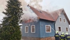 Flammen wüteten im Obergeschoß des Wohnhauses.  (Bild: DOKU-NÖ)