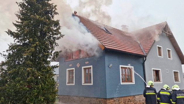 Flames raged on the upper floor of the apartment building. (Bild: DOKU-NÖ)