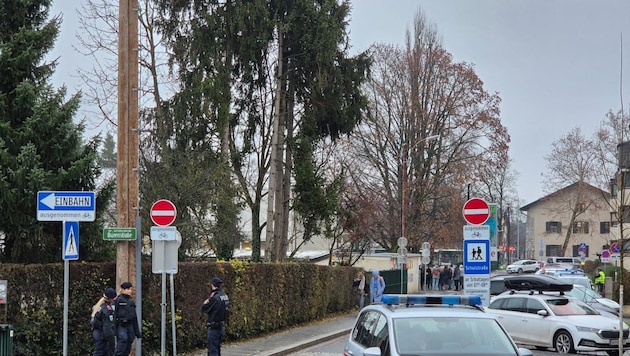 There was a large police presence at VS Peter Rosegger in Graz on Monday morning. (Bild: Kallinger)