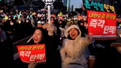 Nach massiven Protesten hob Präsident Yoon nach sechs Stunden das Kriegsrecht wieder auf. (Bild: AP)