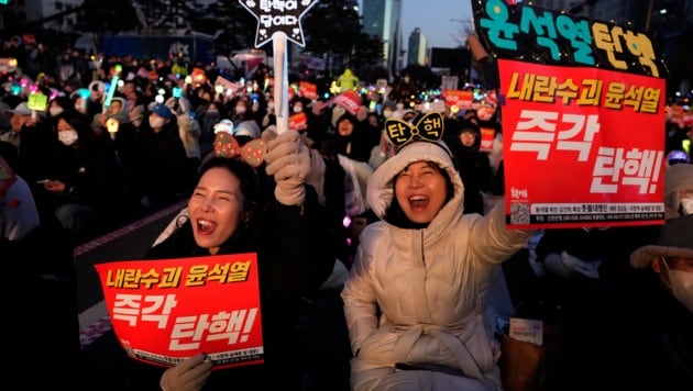 Nach massiven Protesten hob Präsident Yoon nach sechs Stunden das Kriegsrecht wieder auf. (Bild: AP)