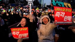 Nach massiven Protesten hob Präsident Yoon nach sechs Stunden das Kriegsrecht wieder auf. (Bild: AP)