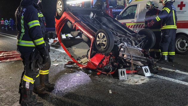 Ein 36-jähriger Alkolenker prallte mit seinem Pkw gegen einen Baum und musste aus dem Wrack befreit werden. (Bild: Matthias Lauber/laumat.at)