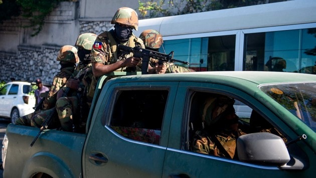 Mitglieder der haitianischen Streitkräfte auf Patrouille in einem Vorort von Port-au-Prince (Bild: APA/AFP/Clarens SIFFROY)