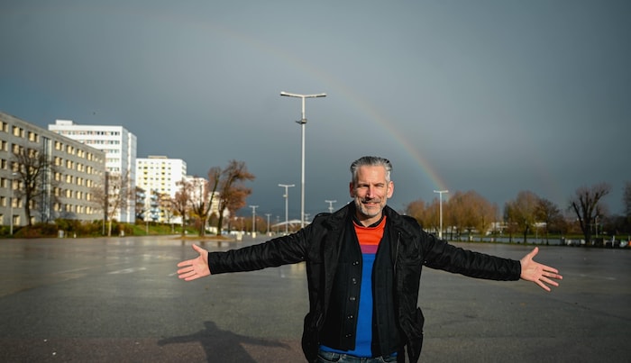 Wie bestellt: Pünktlich zum Fototermin „lachte“ ein Regenbogen über dem Marktgelände.