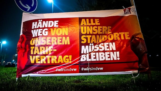 The fourth round of negotiations in the wage dispute at the crisis-ridden car manufacturer Volkswagen has also failed to produce a solution. (Bild: APA/dpa/Sina Schuldt)