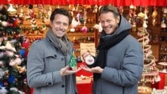 In Weihnachtsstimmung am Edelglas-Stand auf dem Christkindlmarkt vor dem Wiener Musumsquartier: Lukas Perman und Mark Seibert  (Bild: Jöchl Martin)