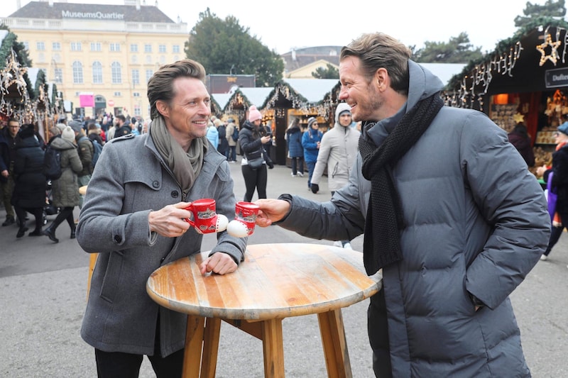 Lukas Perman und Mark Seibert stoßen auf einen erfolgreichen Tourstart mit Kinderpunsch an (Bild: Jöchl Martin/Jöchl Martin )